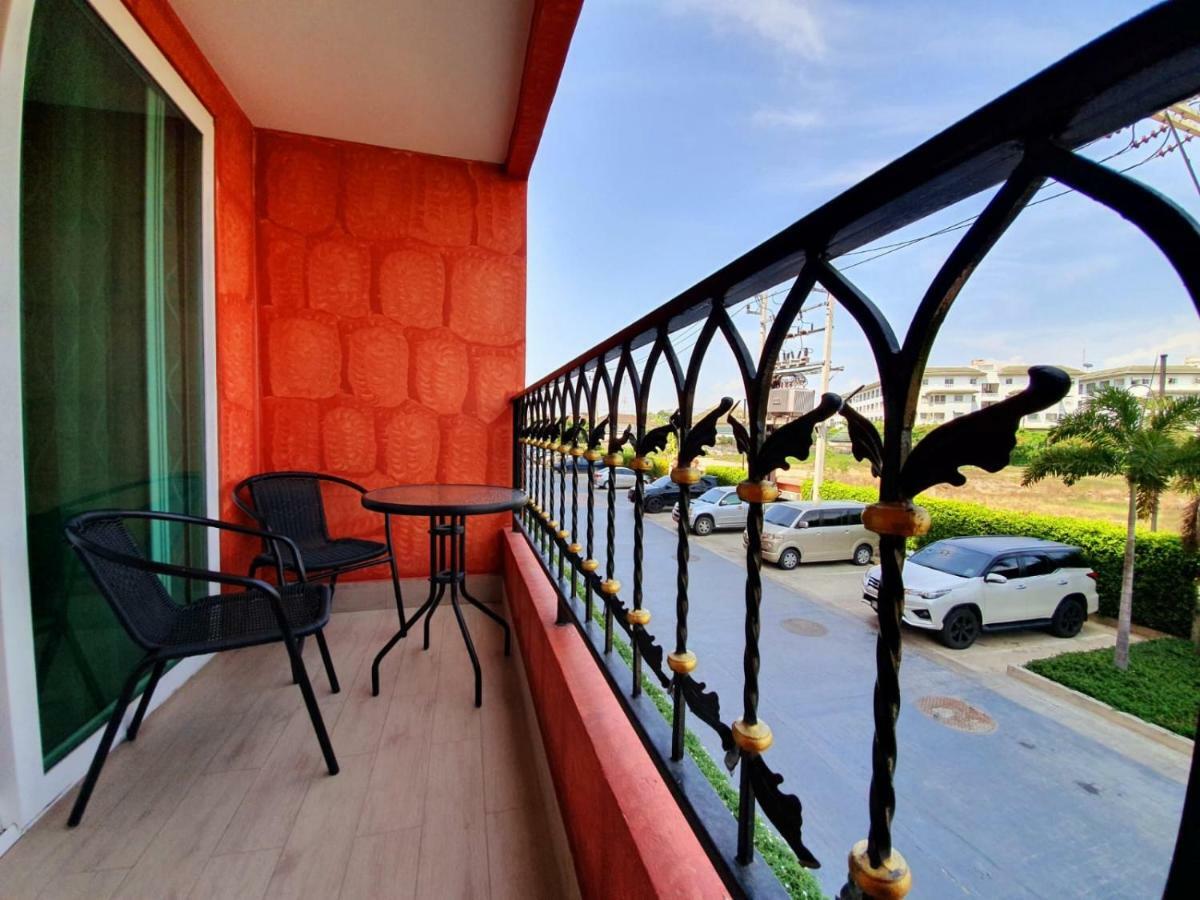 Seven Seas Condo By Dmitrii Jomtien Beach Exterior photo